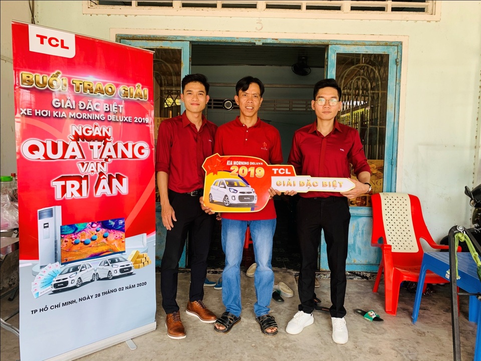 TCL vượt ngàn cây số để trao giải cho khách hàng ở vùng xa - 1 TCL vượt ngàn cây số để trao giải cho khách hàng ở vùng xa - 1