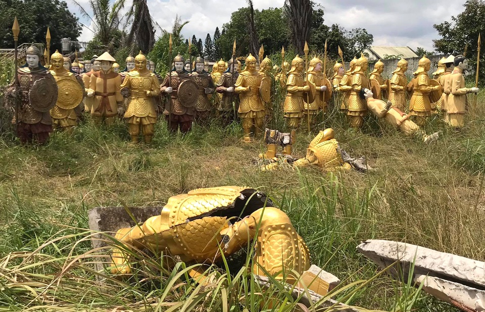Cận cảnh đội quân đất nung “giống lính Tần Thuỷ Hoàng” trong bãi phế liệu - 13 Cận cảnh đội quân đất nung “giống lính Tần Thuỷ Hoàng” trong bãi phế liệu - 13