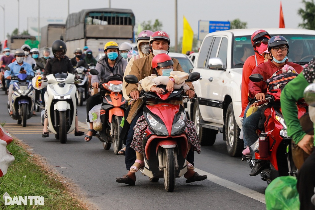 Người dân đổ xô về quê, cầu Rạch Miễu ùn ứ dài - 7 Người dân đổ xô về quê, cầu Rạch Miễu ùn ứ dài - 7