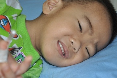 Nước mắt người mẹ chăm con bị ung thư máu