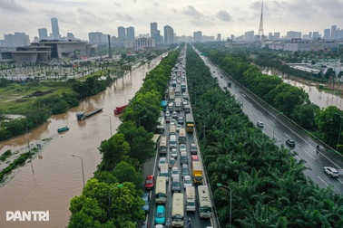 Đại lộ Thăng Long vẫn ngập sâu, ùn tắc kéo dài gần 10km trên cao tốc