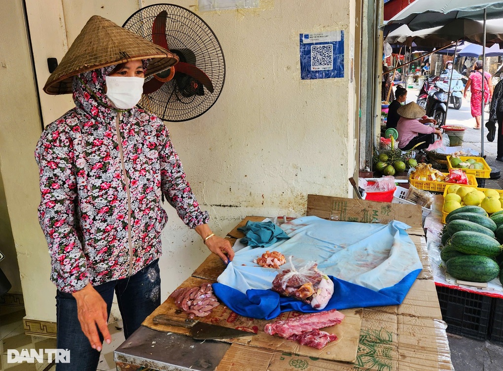 Tiểu thương bán 2 tạ thịt, rau khi người dân đổ xô tích trữ trước bão Yagi - 4