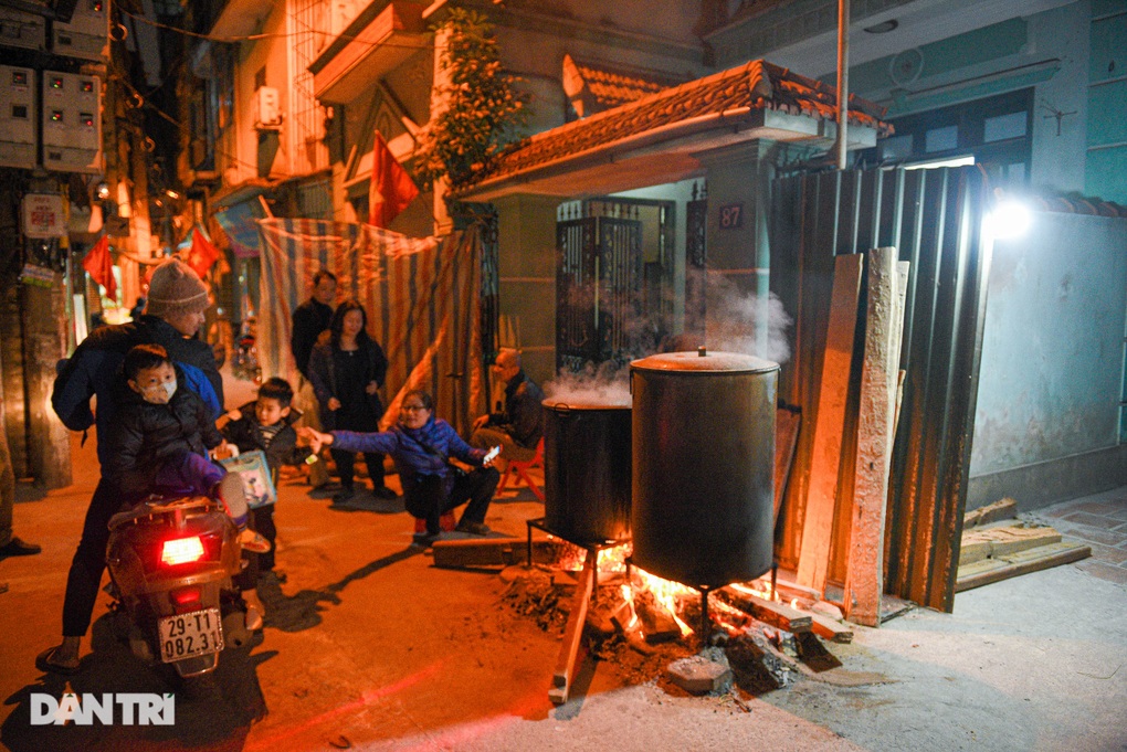 Người Hà Nội bắc bếp củi, quây quần luộc bánh chưng xuyên đêm trên vỉa hè - 7 Người Hà Nội bắc bếp củi, quây quần luộc bánh chưng xuyên đêm trên vỉa hè - 7
