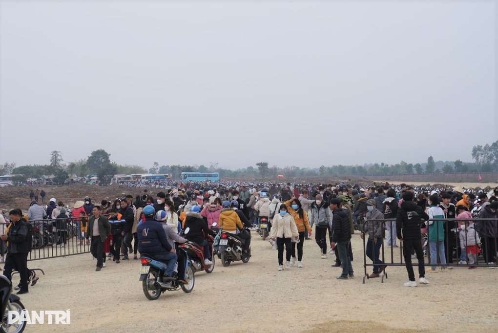 Những điểm du xuân đông kín người đến ngộp thở ở Ninh Bình - 5 Những điểm du xuân đông kín người đến ngộp thở ở Ninh Bình - 5