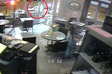 Công bố video kẻ khủng bố nã súng tới tấp vào nhà hàng Paris