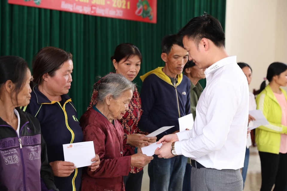 Tết Tân Sửu cùng trao yêu thương tới miền Trung ruột thịt - 2 Tết Tân Sửu cùng trao yêu thương tới miền Trung ruột thịt - 2