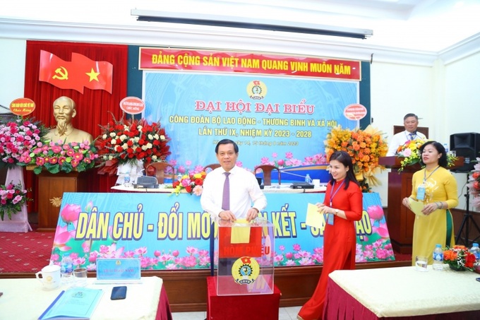 Đoàn Chủ tịch Đại hội bỏ phiếu bầu BCH khóa IX