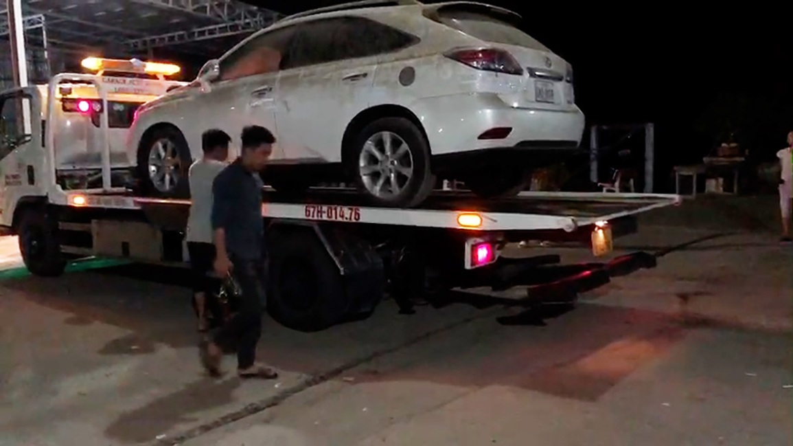Xe sang 3 tỷ đồng bị bỏ quên ở gần biên giới - 2 Xe sang 3 tỷ đồng bị bỏ quên ở gần biên giới - 2