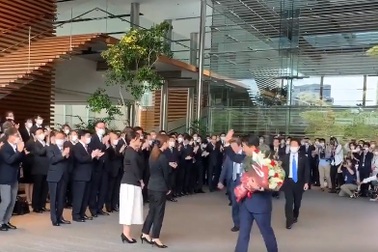 Nhân viên phủ thủ tướng Nhật Bản vỗ tay không ngớt từ biệt ông Abe