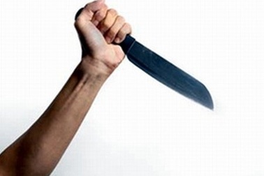 Say rượu, chồng vung dao chém vợ con không thương tiếc