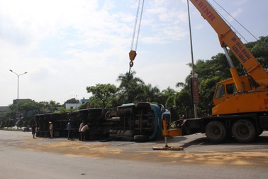 Xe đầu kéo lật ngửa khi lên cầu vượt, cả trăm lít dầu tràn ra đường
