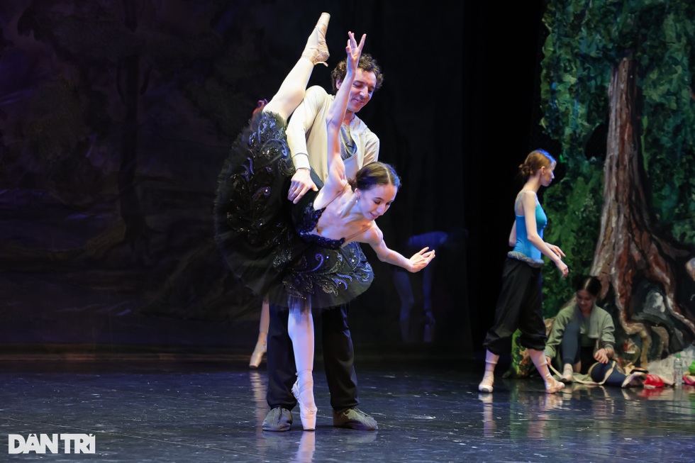 Huyền thoại ballet Nga: Vở Hồ thiên nga ở Việt Nam trọn vẹn, chỉ 2 tiếng - 3 Huyền thoại ballet Nga: Vở Hồ thiên nga ở Việt Nam trọn vẹn, chỉ 2 tiếng - 3