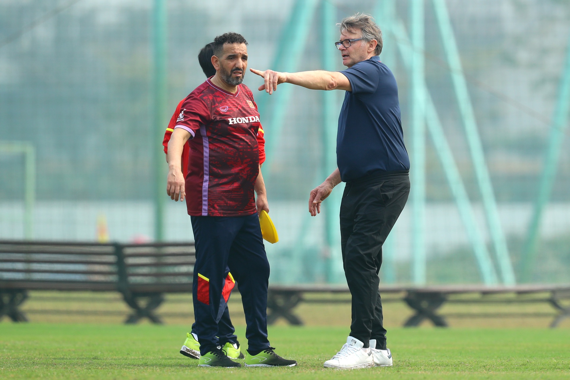 HLV Troussier thể hiện cá tính mạnh trong buổi tập cùng U23 Việt Nam - 10 HLV Troussier thể hiện cá tính mạnh trong buổi tập cùng U23 Việt Nam - 10