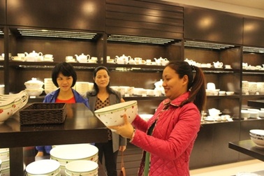 Gốm sứ Minh Long I đông như trẩy hội ngày đầu khai trương tại Hà Nội