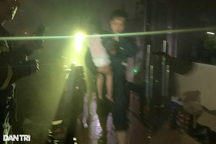 Kịp thời cứu 4 người kẹt trong căn nhà cháy