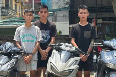 7 thanh niên mang kiếm đuổi chém người vô cớ ở Hà Nội