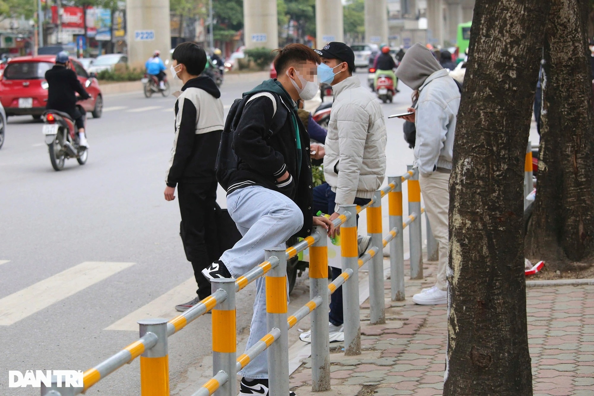 Rào chắn vỉa hè ngăn xe máy gây khó, người đi bộ bất đắc dĩ phải trèo qua - 5 Rào chắn vỉa hè ngăn xe máy gây khó, người đi bộ bất đắc dĩ phải trèo qua - 5