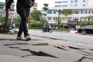 Chủ tịch Hà Nội yêu cầu làm rõ trách nhiệm vụ đá lát vỉa hè vỡ nát