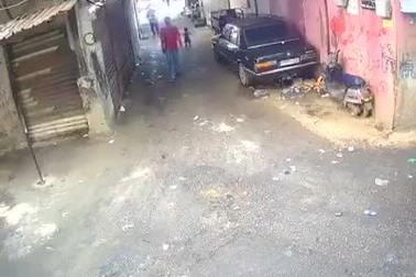 Em bé thoát chết thần kỳ khi bị xe ô tô cán qua người