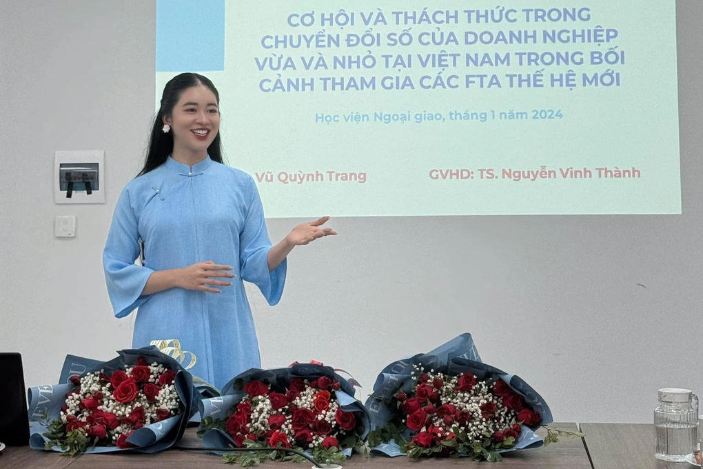 Vẻ gợi cảm của nữ MC dẫn trong đám cưới Quang Hải - Chu Thanh Huyền - 4 Vẻ gợi cảm của nữ MC dẫn trong đám cưới Quang Hải - Chu Thanh Huyền - 4
