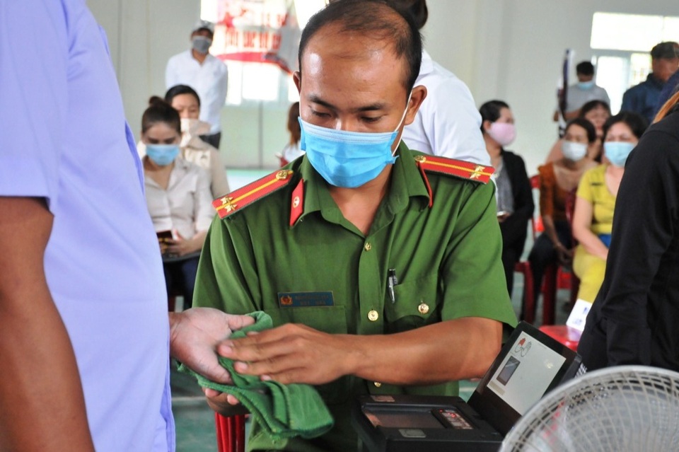 Người dân Phú Quốc ngâm tay vào thùng nước đá khi làm... căn cước - 11 Người dân Phú Quốc ngâm tay vào thùng nước đá khi làm... căn cước - 11