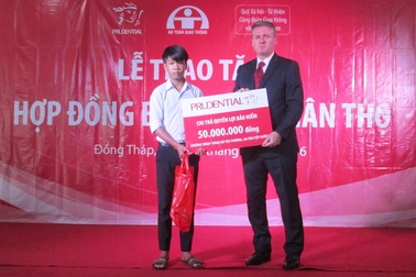 Vòng tay nhân ái: Để ước mơ đến trường không dang dở