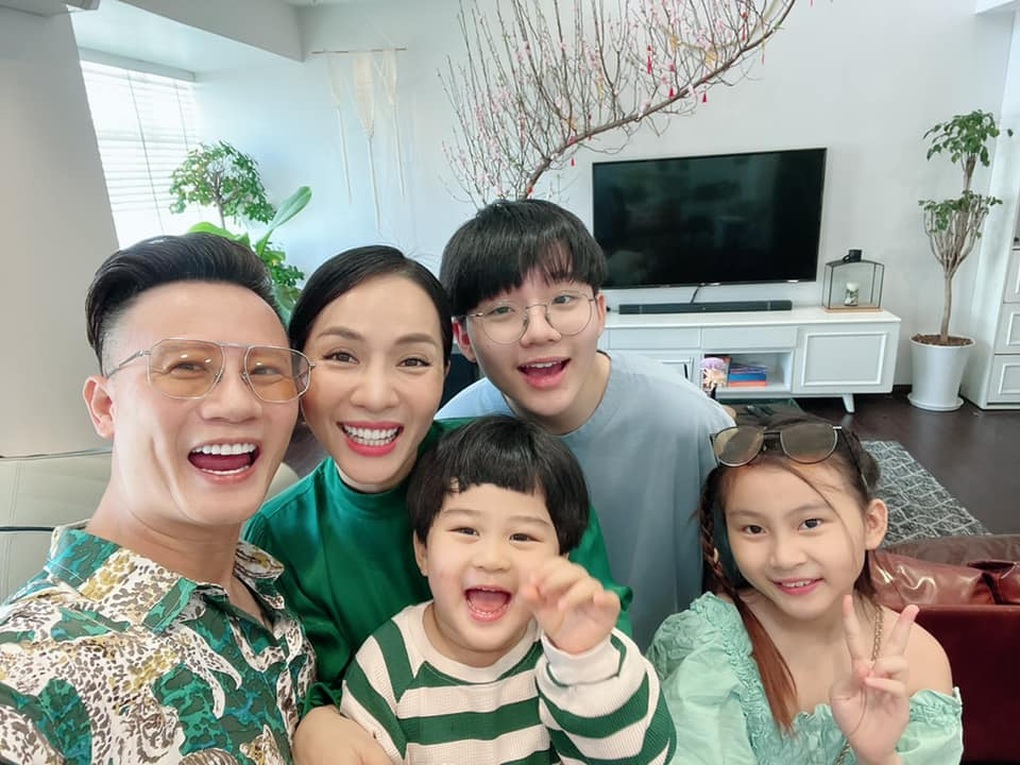 Ca sĩ Hoàng Bách: Nhiều người thấy tiếc khi tôi lập gia đình sớm - 2 Ca sĩ Hoàng Bách: Nhiều người thấy tiếc khi tôi lập gia đình sớm - 2