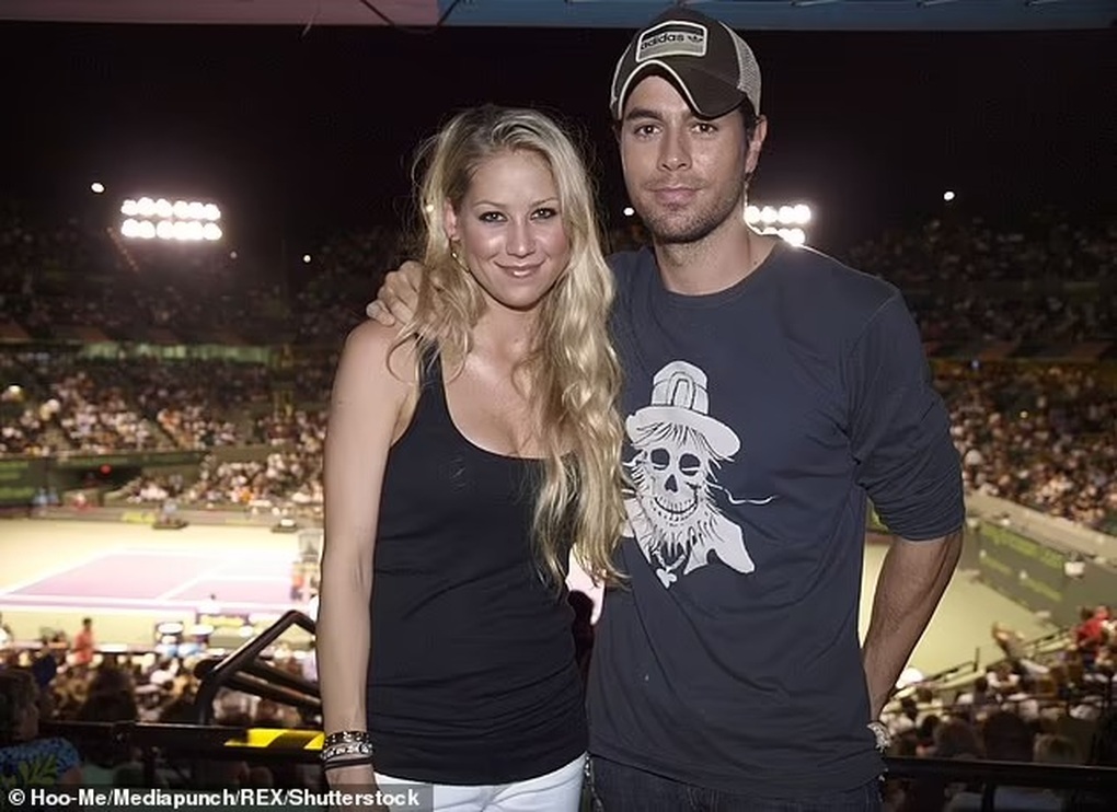 Nam ca sĩ Enrique Iglesias gây tranh cãi vì nụ hôn với fan nữ - 2 Nam ca sĩ Enrique Iglesias gây tranh cãi vì nụ hôn với fan nữ - 2