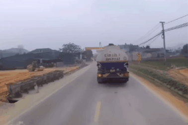 Phạt lái xe chở xăng, dầu liên tục hú còi, vượt xe sai quy định trên đường