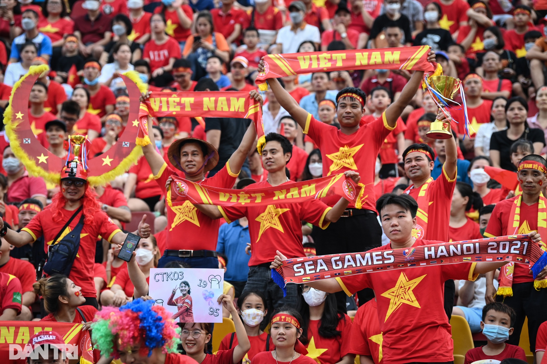 Màn trình diễn của Cô gái Vàng Huỳnh Như làm khổ hàng phòng ngự Thái Lan - 2 Màn trình diễn của Cô gái Vàng Huỳnh Như làm khổ hàng phòng ngự Thái Lan - 2