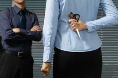 Uất ức vì bị phụ bạc, vợ hiền “xẻo của quý” chồng