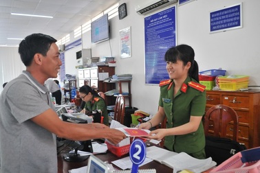 Tháo tấm kính chắn “cách li” người dân với cán bộ