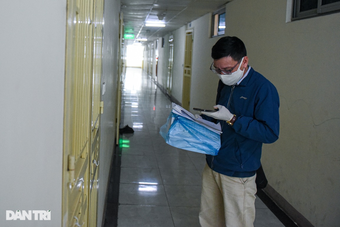 Tổ trưởng dân phố ở Hà Nội sụt cân, ốm bẹp giường vì quá tải F0 - 4 Tổ trưởng dân phố ở Hà Nội sụt cân, ốm bẹp giường vì quá tải F0 - 4