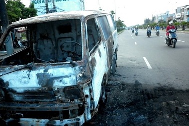 Xe máy SH đụng ô tô, cả hai cùng cháy rụi