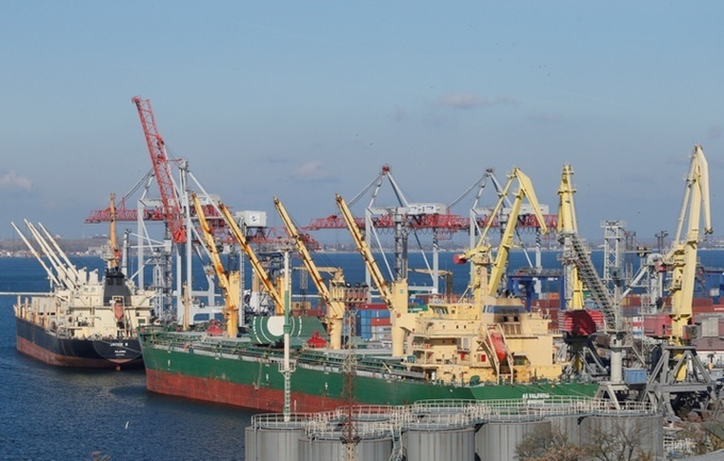 Các tàu chở hàng tại cảng Odessa của Ukraine ở Biển Đen vào tháng 11/2016 (Ảnh: Reuters).
