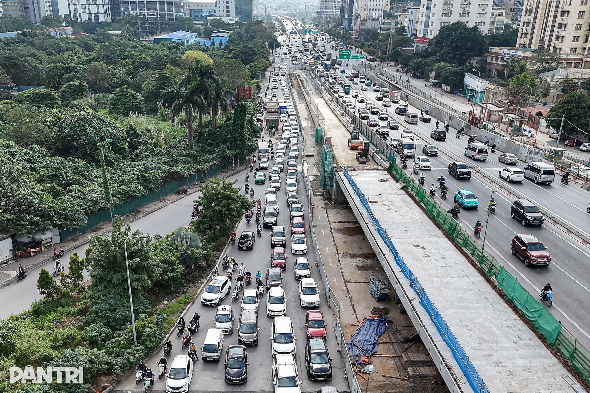 Đường phố Hà Nội những ngày cận Tết: Ùn tắc từ sáng đến tối? - 13 Đường phố Hà Nội những ngày cận Tết: Ùn tắc từ sáng đến tối? - 13