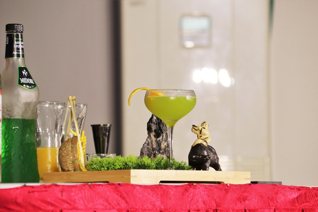 Bartender thể hiện kỹ năng nghề, vừa nhảy múa vừa pha chế - 8 Bartender thể hiện kỹ năng nghề, vừa nhảy múa vừa pha chế - 8