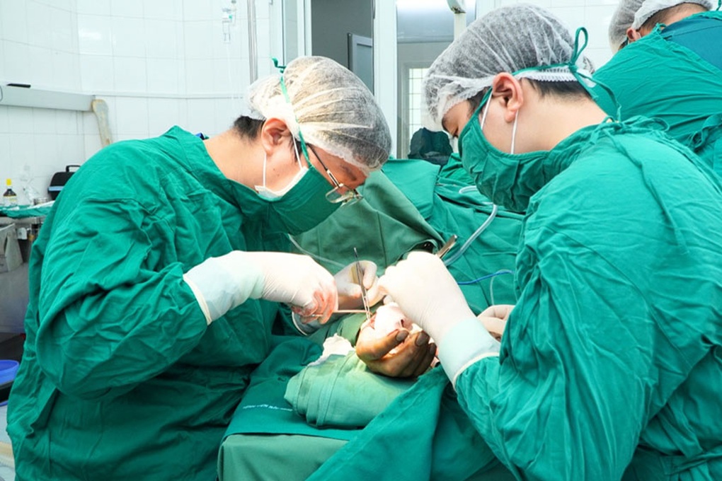 Nối thành công ngón tay cho cán bộ công an bị chém ở Hải Phòng - 1 Nối thành công ngón tay cho cán bộ công an bị chém ở Hải Phòng - 1