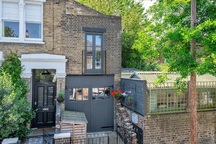 Nhà nhỏ như chiếc xe bus và chỉ rộng hơn 2m nhưng bất ngờ nằm ở bên trong