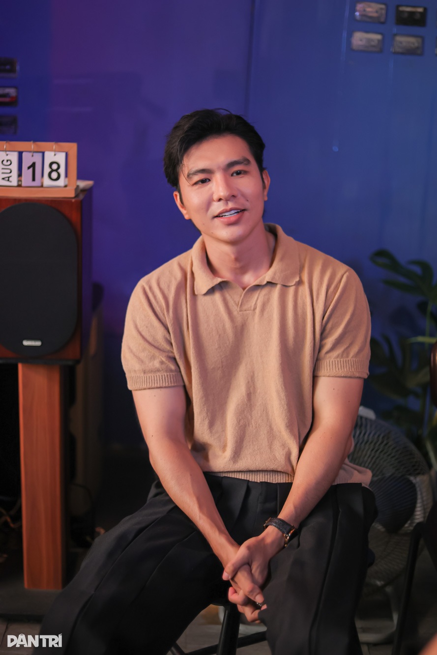 Hé lộ bất ngờ về mỹ nam phản diện cao gần 1,8m, gây sốt trong phim “Mưa đỏ” - 4