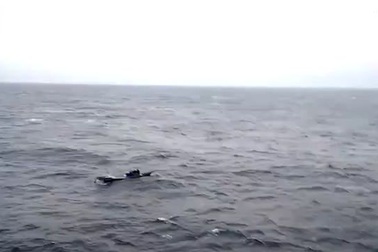 Tàu Nga cứu 3 thuyền viên tàu cá Triều Tiên trôi dạt trên biển