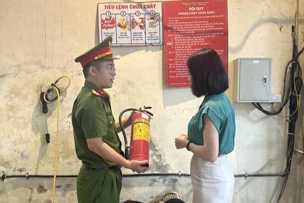 Ninh Bình: Kiểm tra phòng cháy chữa cháy hàng loạt cơ quan trên địa bàn - 2 Ninh Bình: Kiểm tra phòng cháy chữa cháy hàng loạt cơ quan trên địa bàn - 2