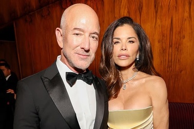 Vợ của tỷ phú Jeff Bezos diện váy hở bạo, được chồng hết mực cưng chiều