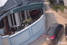 Nam sinh bị tài xế ô tô đánh tới tấp giữa đường sau va chạm giao thông