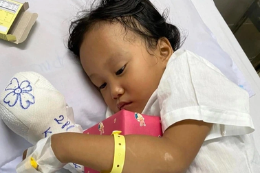 Em bé Hà Giang được bác sĩ TPHCM "tặng" cả bàn tay