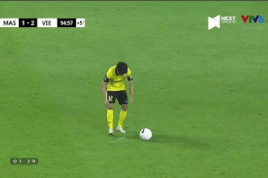 Thứ "bột trắng" mà cầu thủ Malaysia bốc lên định qua mặt trọng tài là gì?