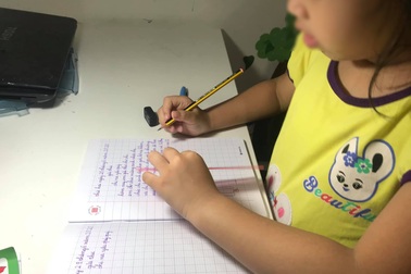 Nóng ruột, bố mẹ “săn” giáo viên dạy chữ cấp tốc cho con trước lớp 1