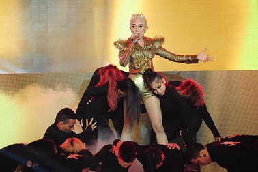 Hát ca khúc “quên” xin tác giả: Ai đúng, ai sai?