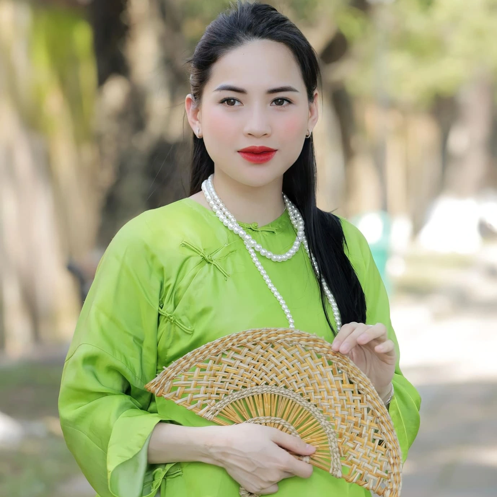 Nhan sắc đời thường xinh đẹp của chiến thần livestream Hà Linh - 7