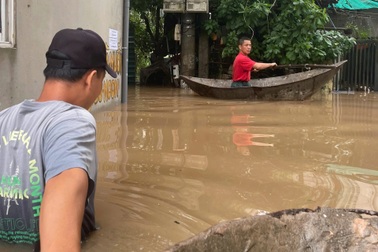 Người Hà Nội về quê tránh ngập, thuê nhà nghỉ vì mất điện, mất nước